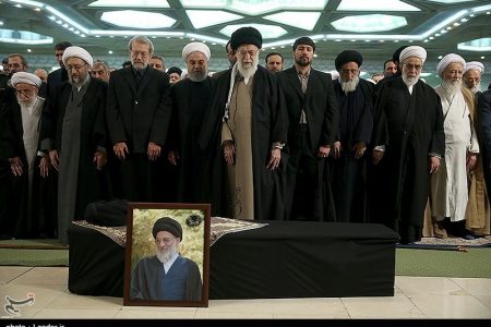 اقامه نماز بر پیکر آیت‌الله هاشمی شاهرودی توسط امام خامنه‌ای