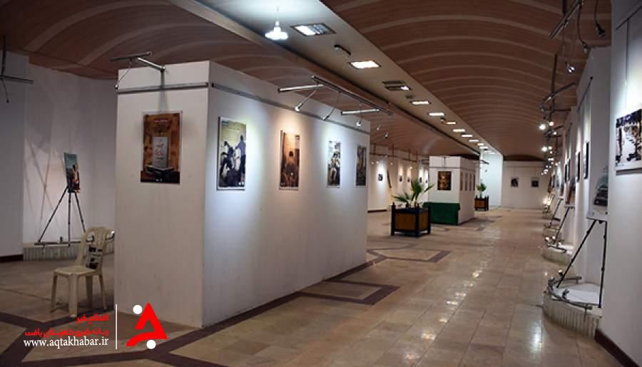 نمایشگاه عکس و نقاشی دفاع مقدس در کرمان افتتاح شد