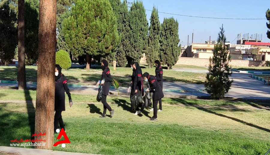 دانش آموزان زرندی زباله‌های پارک شهید را جمع آوری کردند