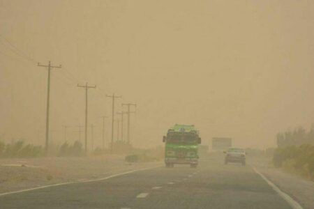 تداوم وزش باد شدید و کاهش دید در محور فهرج – زاهدان/رانندگان با سرعت مطمئنه حرکت کنند