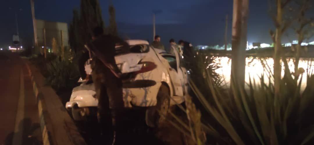 نجات دو مصدوم از خودروی واژگون شده در محور زرند کرمان