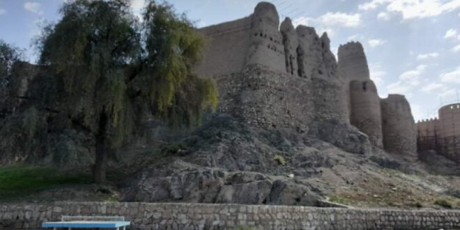 قلعه تاریخی منوجان در انتظار مرمت