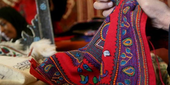 تولید صنایع دستی از زمینه‌های حضور زنان در عرصه اقتصادی