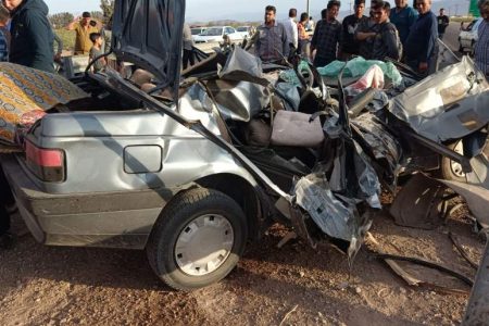 برخورد خودرو با گاردریل حادثه‌ساز شد