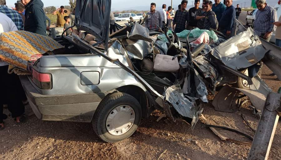 برخورد خودرو با گاردریل حادثه‌ساز شد