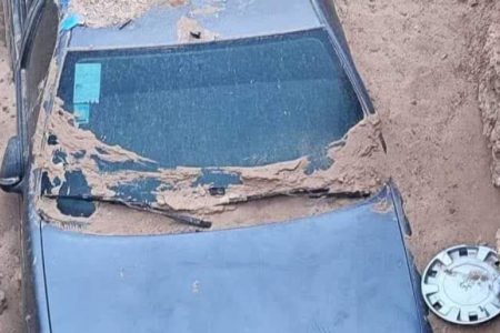 کشف خودروی مدفون شده در زیر خاک کشف خودروی مدفون شده در زیر خاک