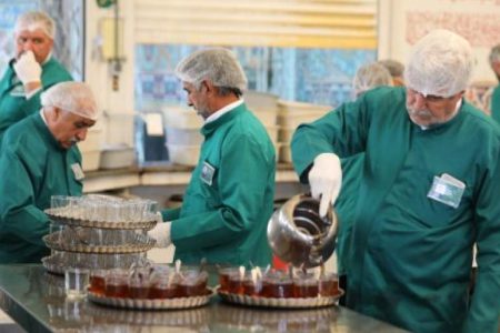 خدمت‌رسانی موکب شمیم کربلا به زائرین امام هشتم