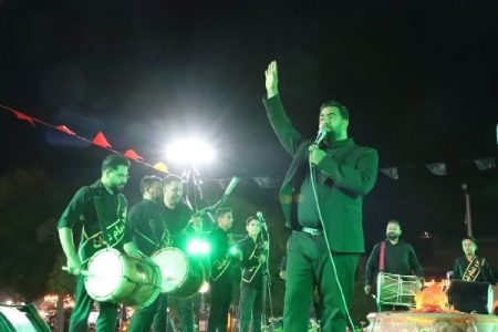 استقبال از محرم با علم‌گردانی و چاوش‌خوانی