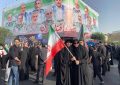 زن ایرانی پاسخ ترامپ را با ایستادگی می‎‌دهد