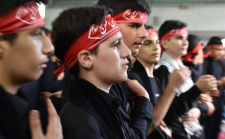 نوجوانان کرمانی خادمان خیمه عشق حسین‌اند