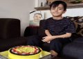این کیک را بابا برایت فرستاده
