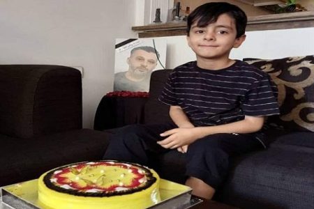 این کیک را بابا برایت فرستاده
