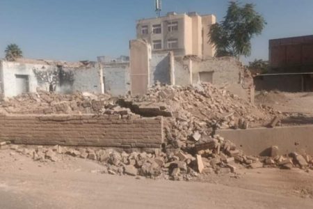 تخریب یک بنای متروکه در بافت تاریخی کرمان