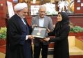 اهدای مدال لیگ برتر فوتبال بانوان به رئیس‌کل دادگستری کرمان
