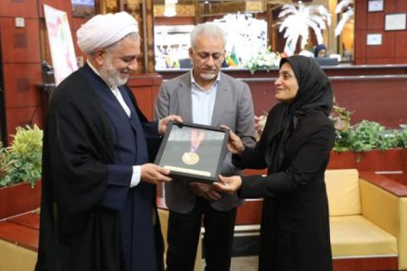 اهدای مدال فوتبال بانوان به رئیسکل دادگستری کرمان اهدای مدال فوتبال بانوان به رئیسکل دادگستری کرمان