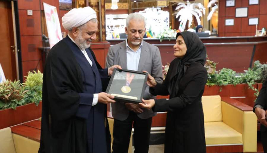 اهدای مدال لیگ برتر فوتبال بانوان به رئیسکل دادگستری کرمان