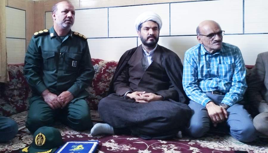 دیدار مسئولان با خانواده شهیدان زارعی و چمنی