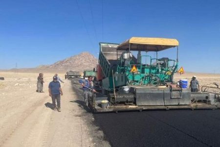 تداوم عملیات احداث راه روستایی مدوار در شهربابک 