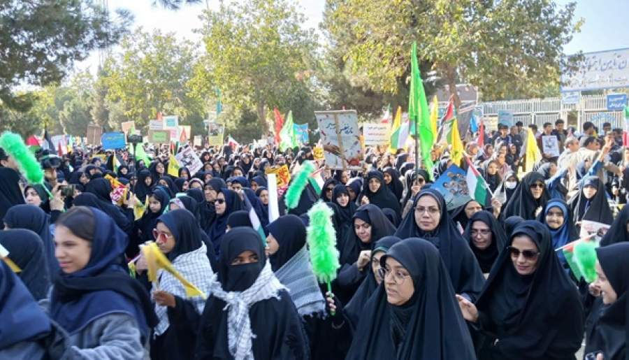 کرمان زیر پرچم اتحاد؛ حضور پرشور دانشآموزان در ۱۳ آبان