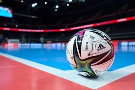 جدال نمایندگان فوتسال کرمان با حریفان خود جدال نمایندگان فوتسال کرمان با حریفان خود