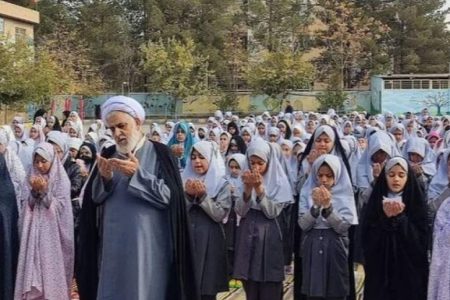 دانشآموزان مدرسهای در کرمان نماز طلب باران خواندند دانشآموزان مدرسهای در کرمان نماز طلب باران خواندند