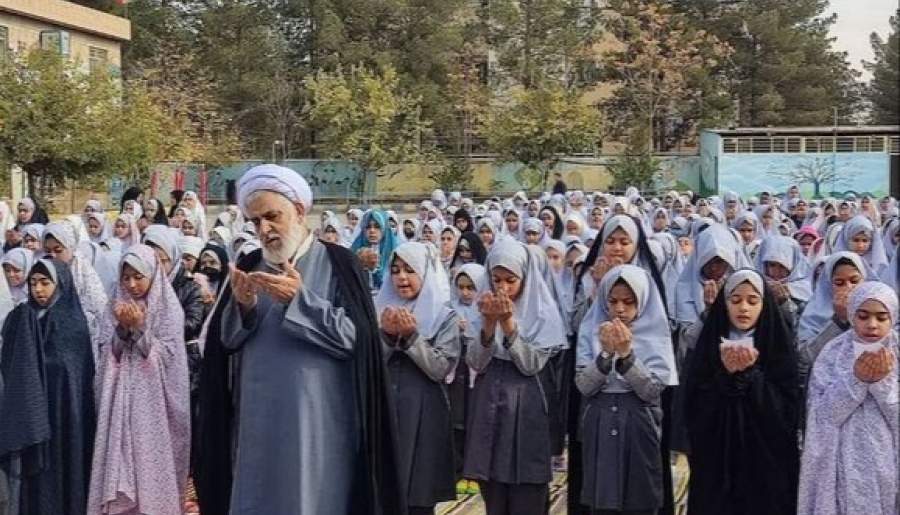 دانشآموزان مدرسهای در کرمان نماز طلب باران خواندند