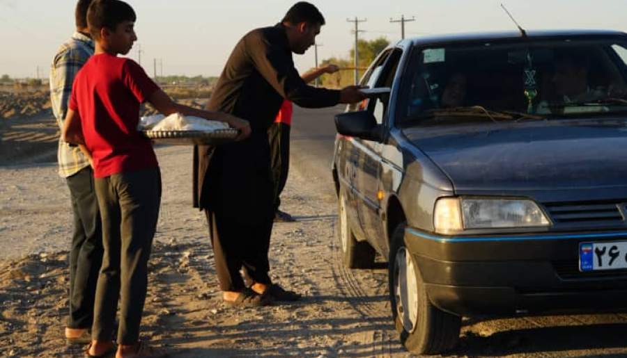 نوجوانان قلعه‌گنجی ایستگاه صلواتی برپا کردند