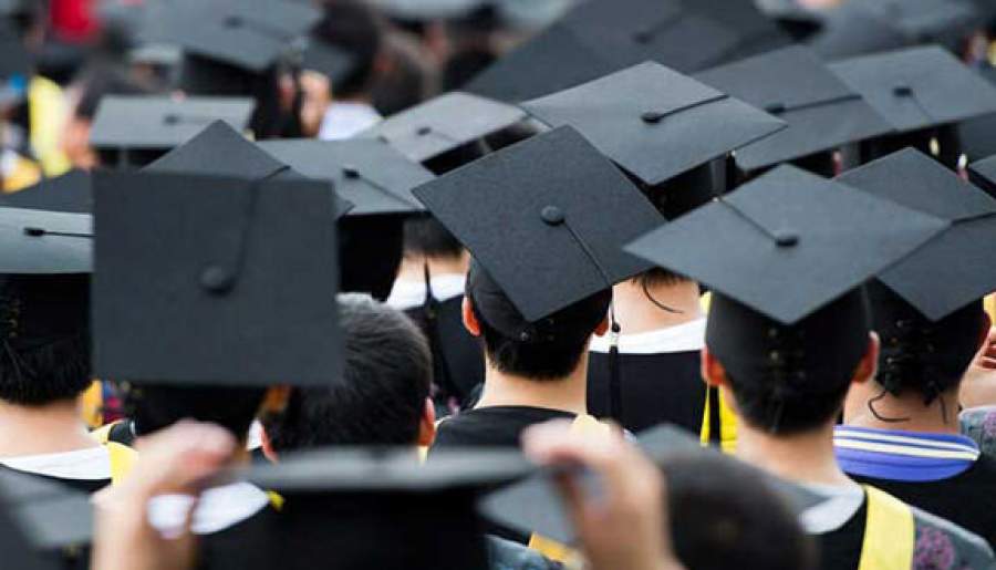 دانشجویان یاریگر پرچم علم و دانایی