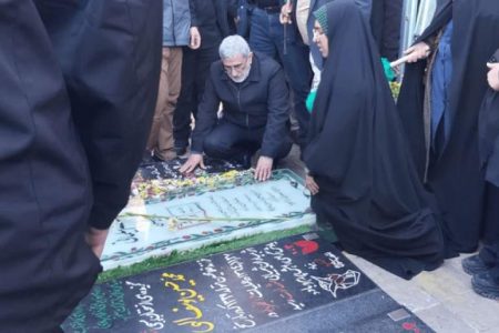 حضور سردار قاآنی در کنار مزار شهید سلیمانی حضور سردار قاآنی در کنار مزار شهید سلیمانی