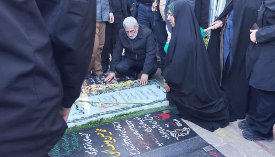 حضور سردار قاآنی در کنار مزار شهید سلیمانی