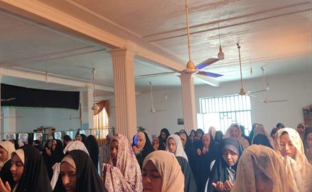 اعتکاف دانش‌آموزی در مسجد امام حسین (ع) منوجان