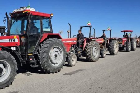 رژه تراکتوری و خودرویی بردسیر در دهه مقاومت رژه تراکتوری و خودرویی بردسیر در دهه مقاومت