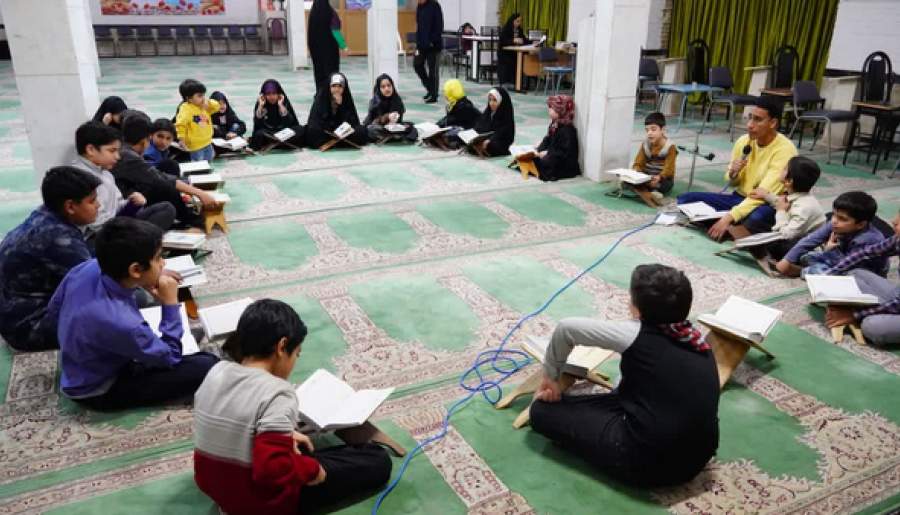 این مسجد در قرُق نوجوان‌های روزه‌دار است